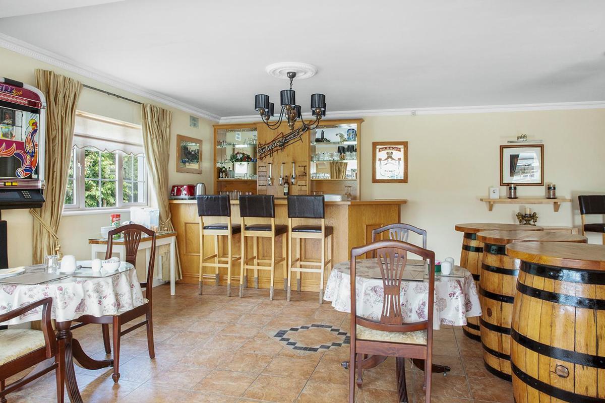 ניוברידג' The Ridgewood Lodge מראה חיצוני תמונה